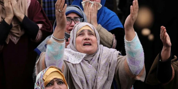 Musulmani se roaga la comemorarea primului Calif al Islamului Abu Bakr Siddiq în Srinagar Kashmirul indian FOTO EPA-EFE / Farooq Khan