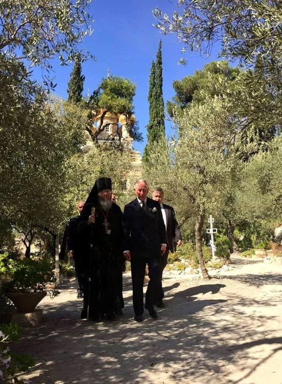 Charles a petrecut câteva ore bune la mormântul bunicii sale