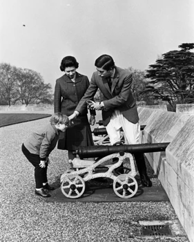 Regina Elisabeta cu Prințul Charles și Prințul Edward, Getty Images