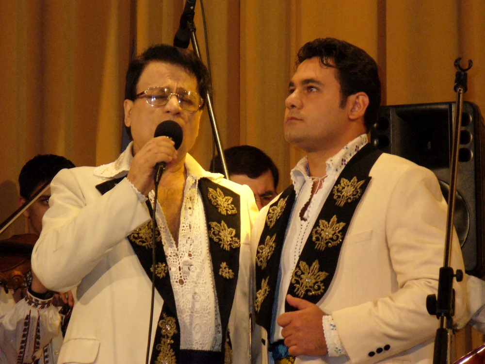 Ion şi Ionuț Dolănescu, în timpul unui concert