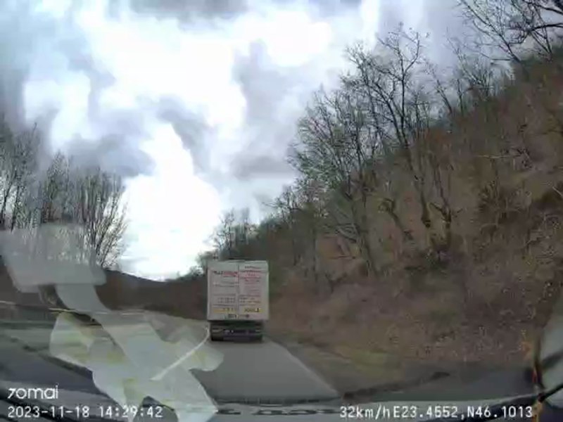 Depășiri succesive în curbă, pe linie continuă. Accidentele au fost evitate la limită VIDEO