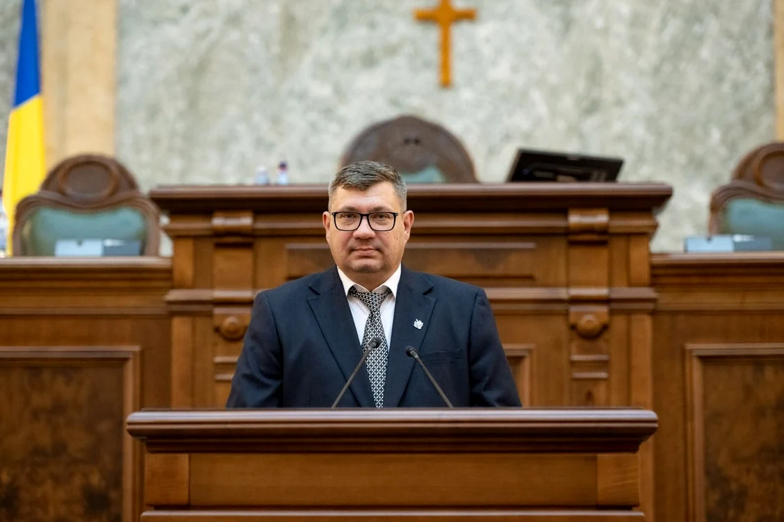 senatorul neafiliat robert ghita la pupitrul senatului