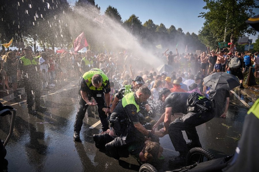 Poliţia olandeză a arestat circa 2.400 de persoane la un protest pentru climă la Haga