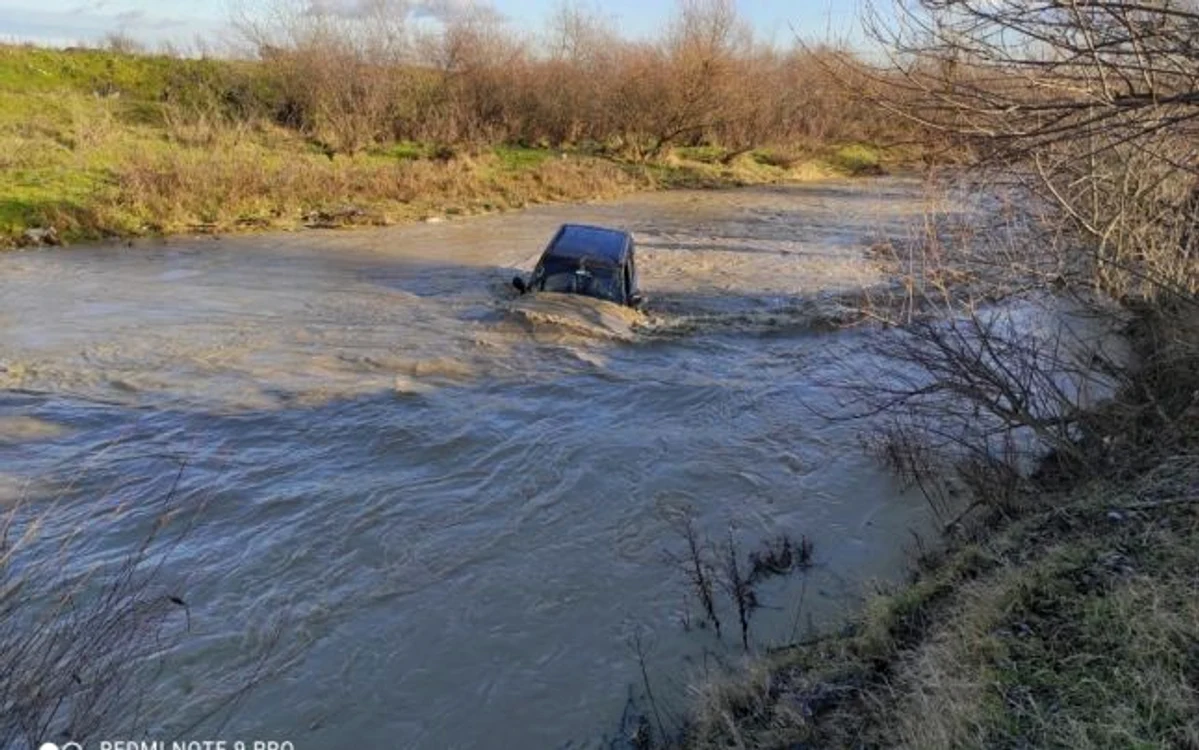 Şofer salvat din apele pârâului Pesceana - Vâlcea Foto Adevărul