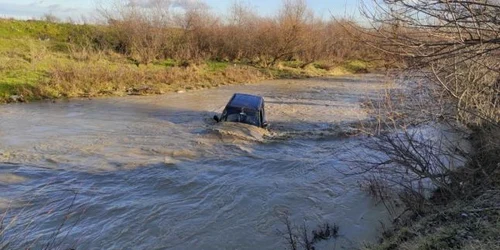 Şofer salvat din apele pârâului Pesceana - Vâlcea Foto Adevărul