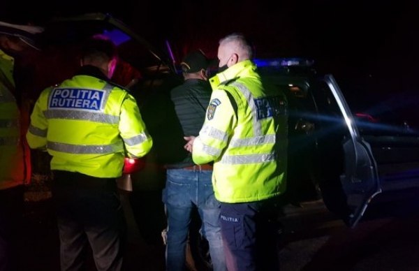 Infractorul care a făcut prăpăd: a distrus mașina, ușa și a înjurat polițiștii