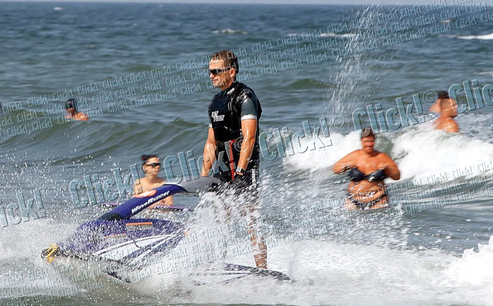 Era cât pe ce să “înece câteva turiste”. Sau măcar să le lase fără sutien