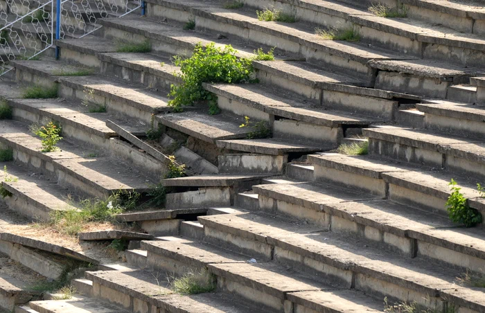 Clădirea pare că se scufundă / foto: golazo.ro