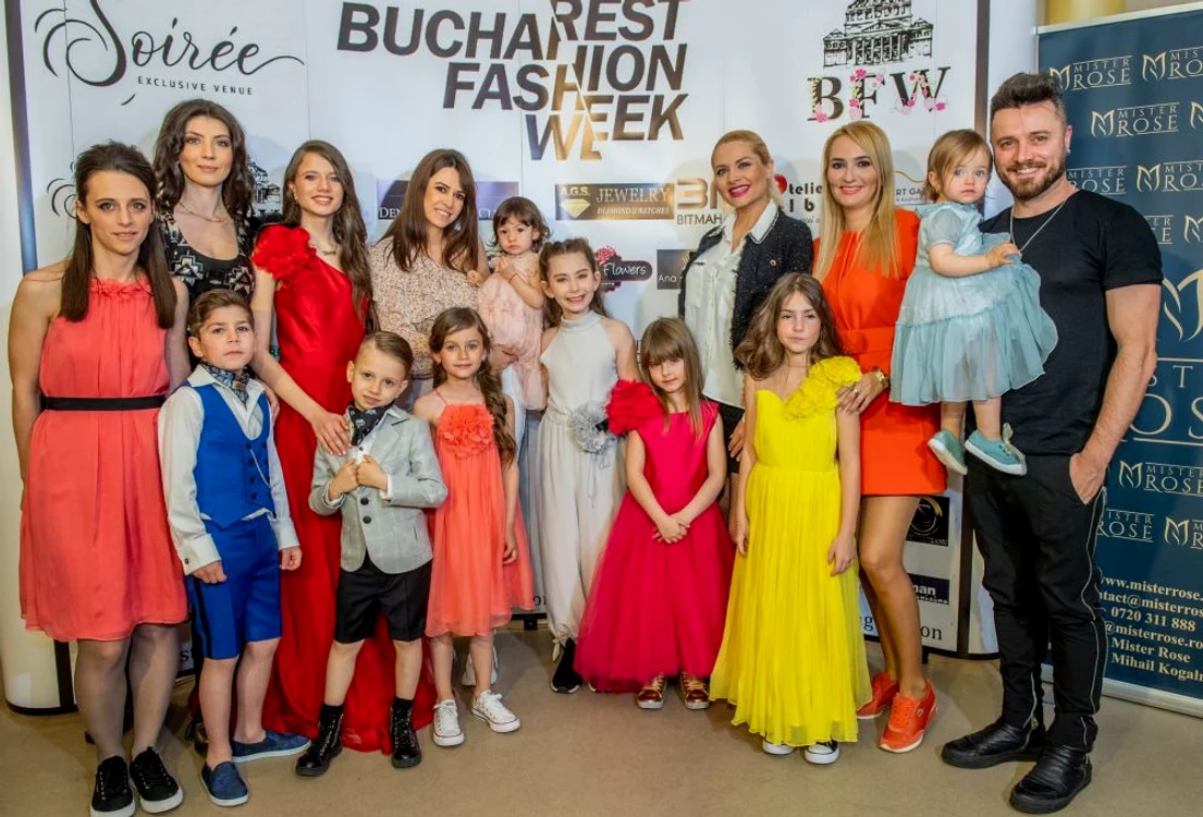 Adela Diaconu (dreapta), alături de copiii vedetelor din prezentarea de modă