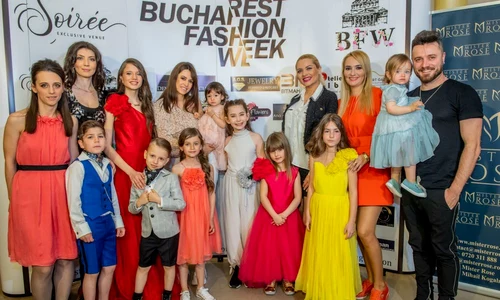 Adela Diaconu (dreapta), alături de copiii vedetelor din prezentarea de modă jpeg