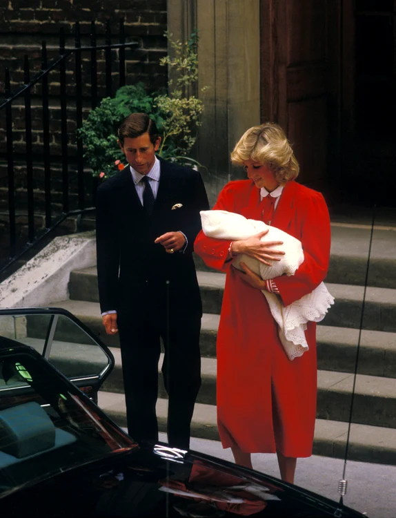 Prințesa Diana, la ieșire din maternitate, după nașterea prințului Harry 