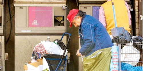 În SUA, PET-urile şi dozele din aluminiu sunt compactate de aparate speciale din 2002 