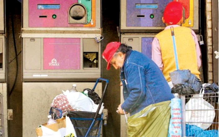 În SUA, PET-urile şi dozele din aluminiu sunt compactate de aparate speciale din 2002
