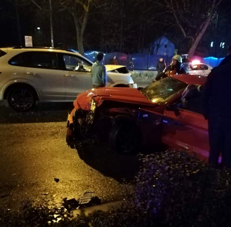 Trei mașini au fost implicate în accident