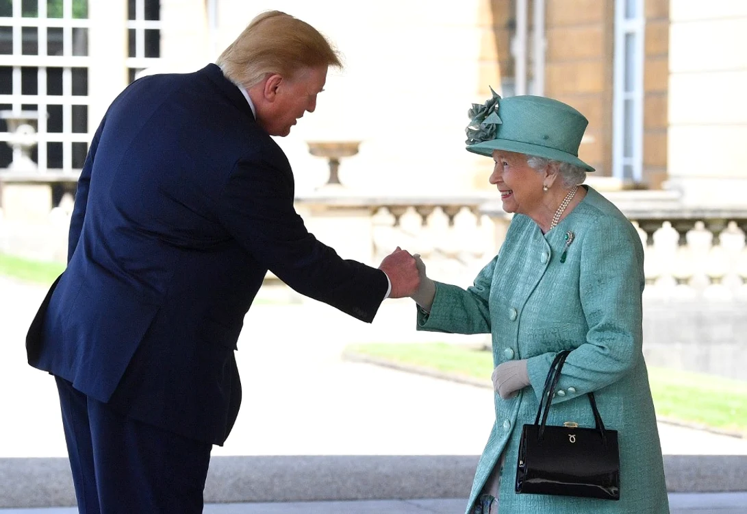 
    Donald Trump strâge doar vârful degetelor Reginei Elisabetafoto: AFP  