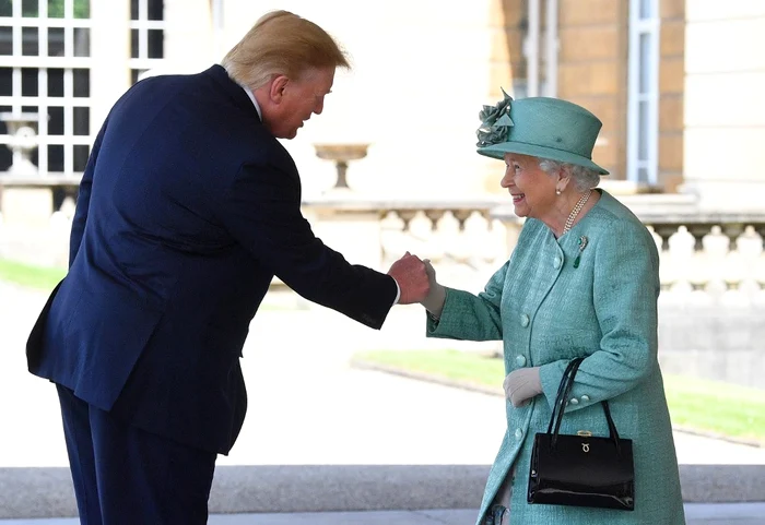 Donald Trump strâge doar vârful degetelor Reginei Elisabetafoto: AFP