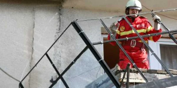 Craiova: Un balcon s-a prăbuşit în stradă de la etajul 4