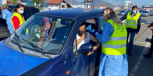 vaccinare din masina la deva foto prefectura hunedoara