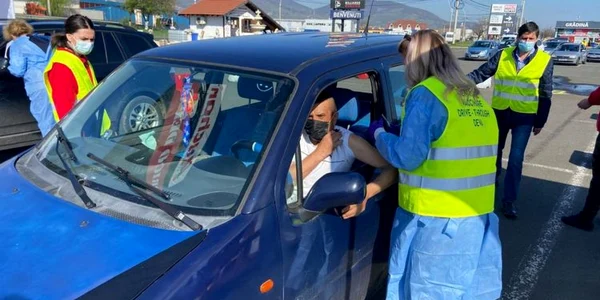 vaccinare din masina la deva foto prefectura hunedoara