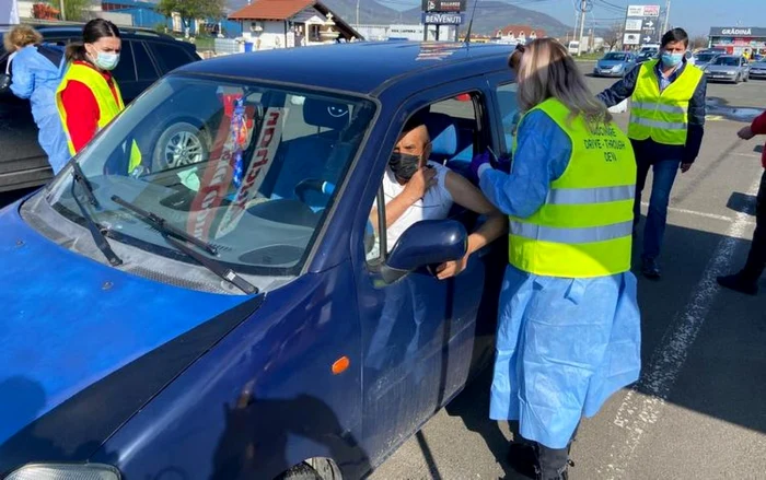 Primul centru de tip drive-through a fost deschis în data de 24 aprilie la Deva / FOTO Prefectura Hunedoara