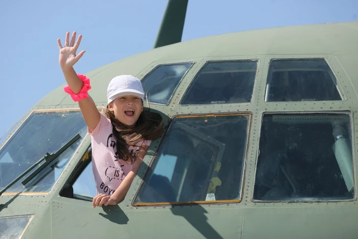 Copiii prezenţi la eveniment ştiu ce vor să devină când vor fi mari. Evident, piloţi!