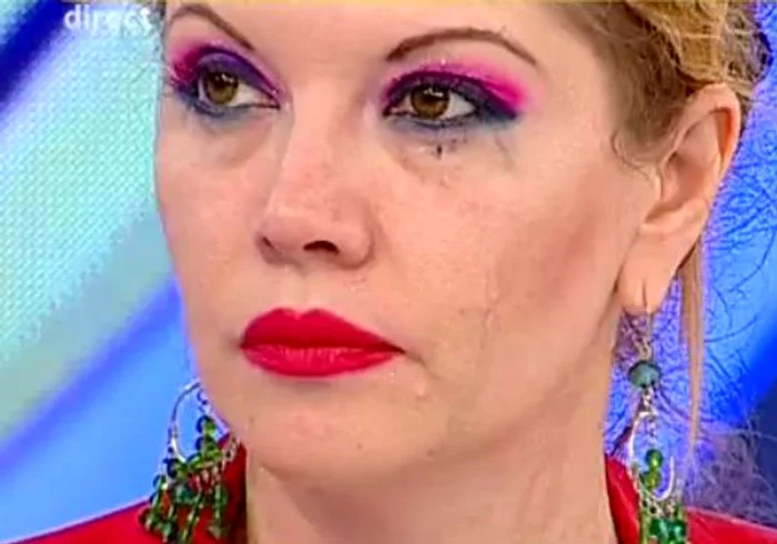 
    Printre lacrimi, Oana a anunţat că divorţează de ViorelSursă foto: captură Antena1  