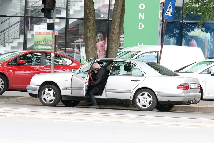 Acum, cunoscutul lăutar umblă cu un Mercedes vechi