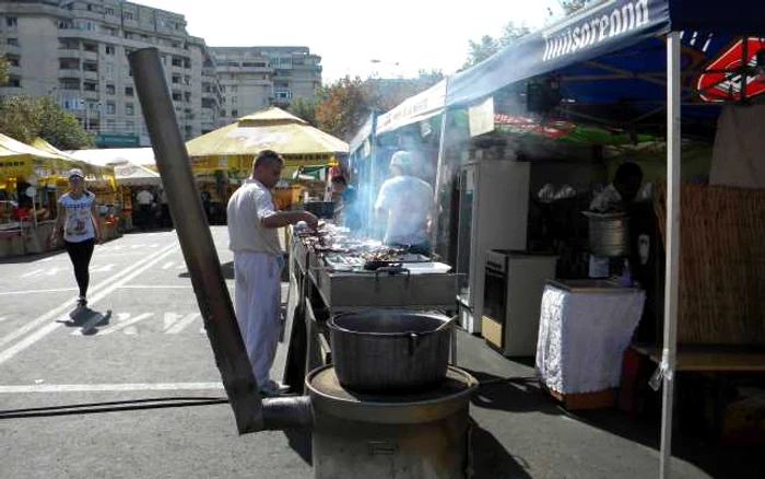 Peste drum sfârâie grătarele cu mici și pastramă