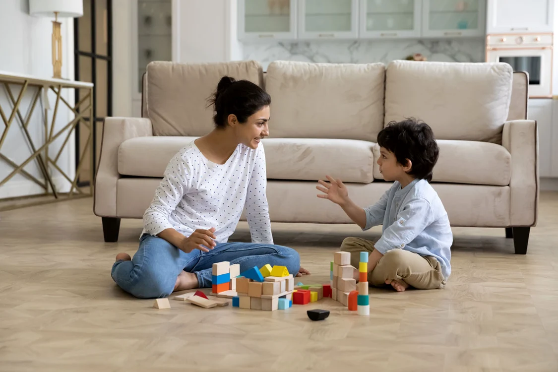 Prin joc îi poți stârni curiozitatea. foto: Shutterstock