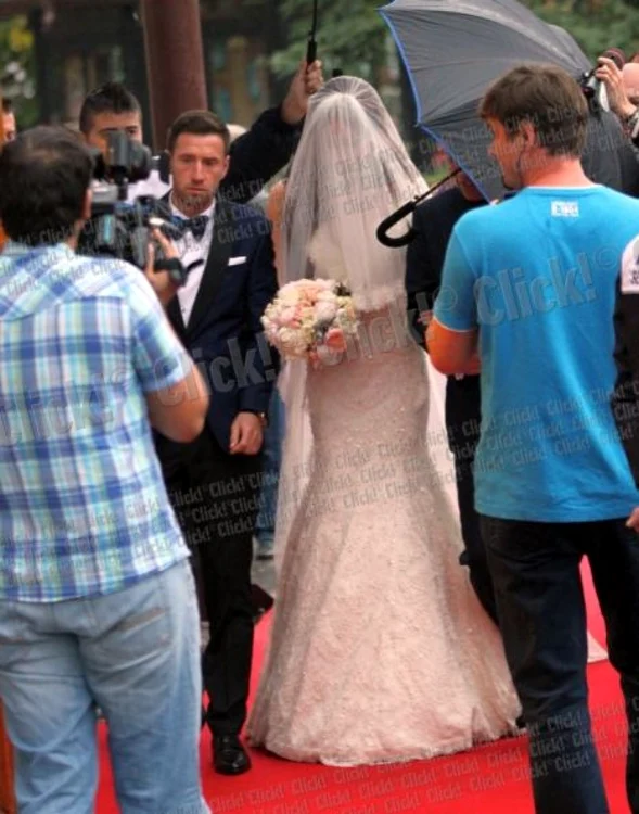 Bianca Drăguşanu, cu faţa acoperită de un voal, în drumul spre altar FOTO Click
