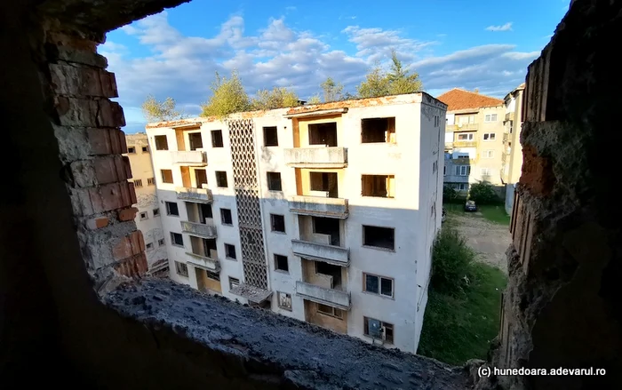Bloc muncitoresc, părăsit în Ghelari. Foto: Daniel Guță