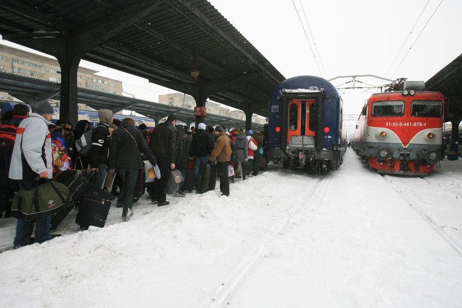 Trenurile circulă în condiții de iarnă, pilotate pe șine rupte și cu restricții de viteză. Sunt și trenuri anulate