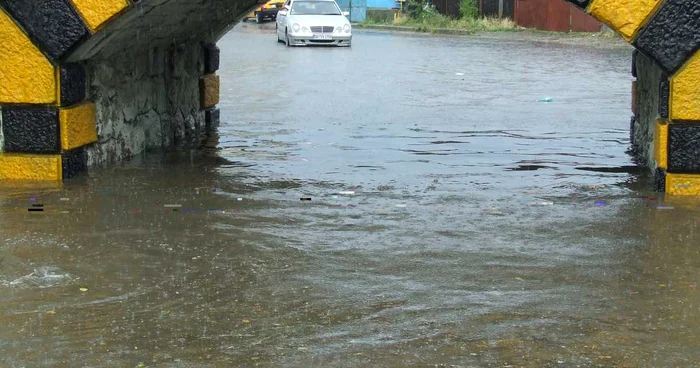 Râmnicu Vâlcea: Avertizare de ploi şi vijelii