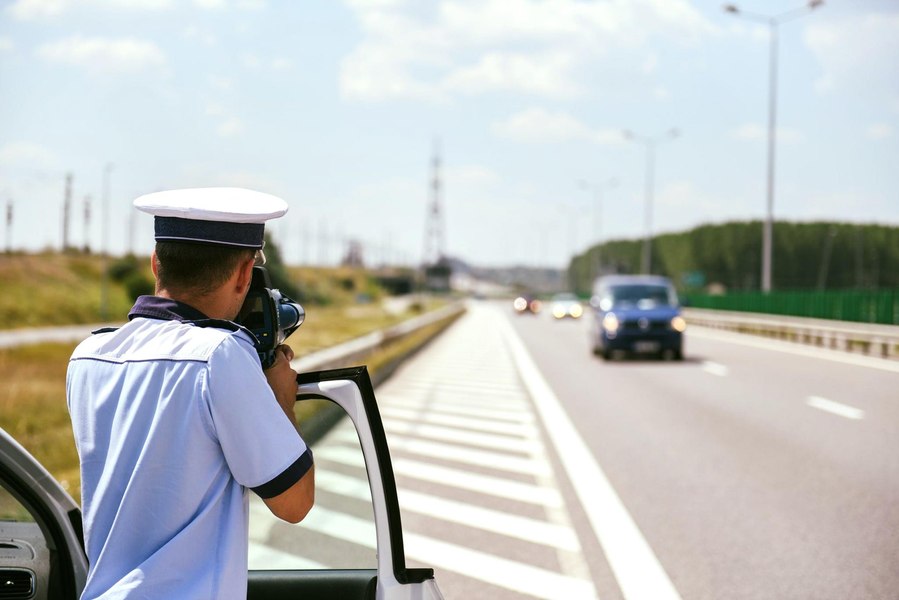 Austriac prins gonind cu 155 km/h pe un drum național. Anul trecut conducea, drogat, un McLaren cu numere false