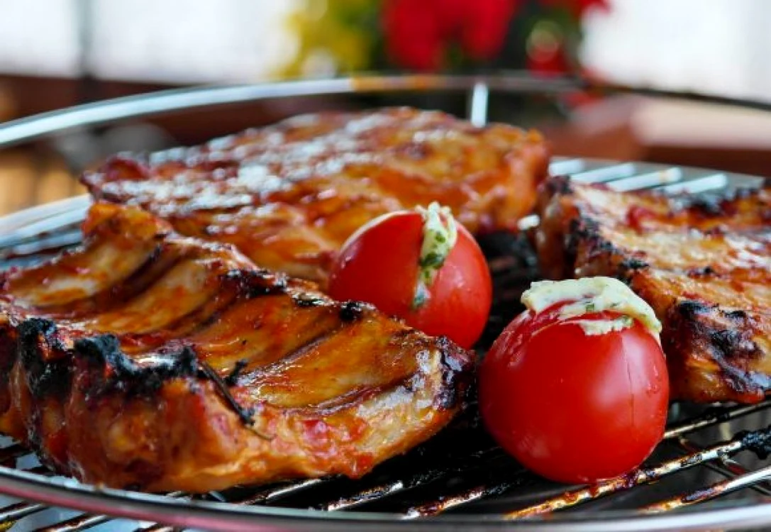 Dacă faci o singură mişcare greşită, coastele tale de porc vor fi compromise, carnea va fi tare şi greu de mestecat.
