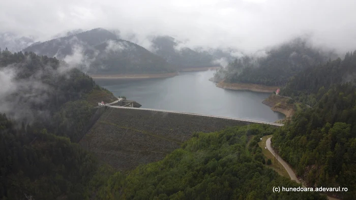 Lacul Gura Apelor alimentează hidrocentralele Retezat și Clopotiva. Foto: Daniel Guță. ADEVĂRUL