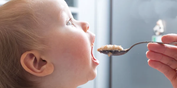 mama hraneste bebelus cu lingurița shutterstock 299131739 jpg