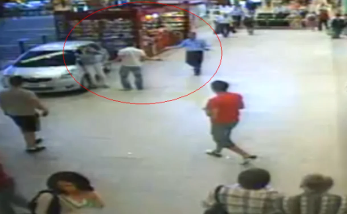 
    Agresorul a dat cu pumnul şi după intervenţia paznicilor  
