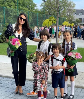 Anca Serea și piticii, în prima zi de școală