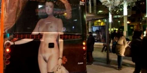 Imaginea de pe spatele autobuzelor a surprins locuitorii din Murcia