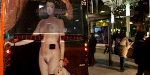 Imaginea de pe spatele autobuzelor a surprins locuitorii din Murcia