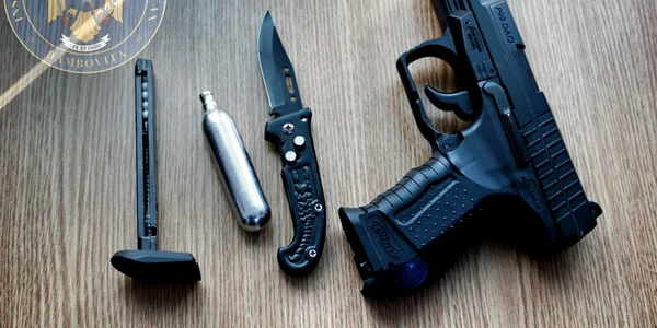 cu pistolul la scoala