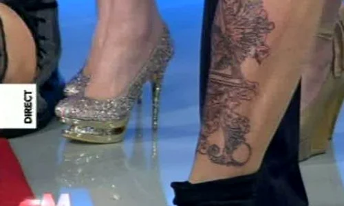 Botezatu i a arătat Mihaelei tatuajul (Foto: captură video Realitatea TV) jpeg