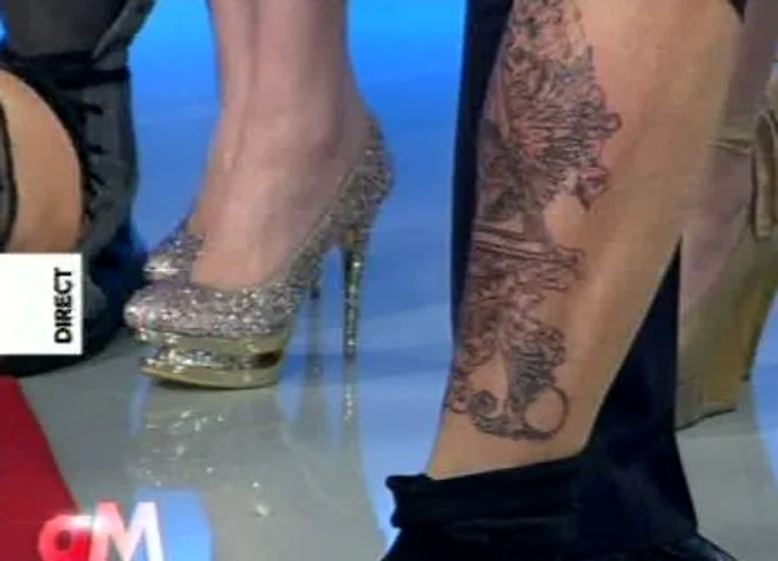 Botezatu i-a arătat Mihaelei tatuajul (Foto: captură video Realitatea TV)