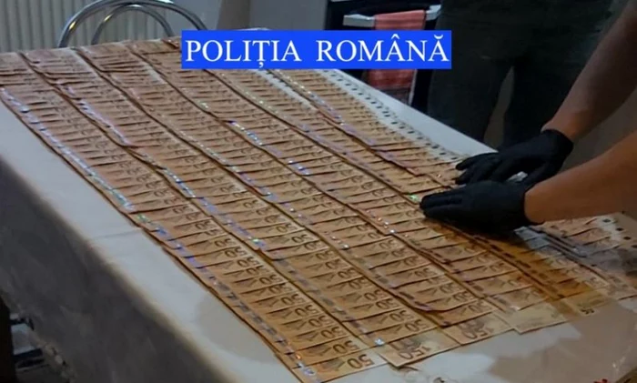 O mare sumă în euro a fost descoperită la percheziţia de la domiciliul suspectului FOTO Poliţia Română