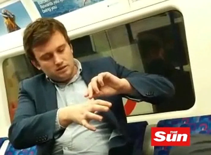 
    Bărbatul a fost filmat în timp ce lua cocaină, în metroul londonezFoto: dailymail.co.uk  