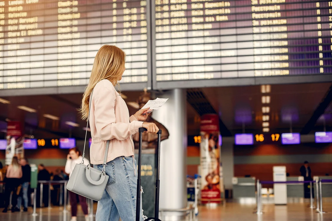 Femeia a obținut actele direct pe aeroport FOTO Freepik