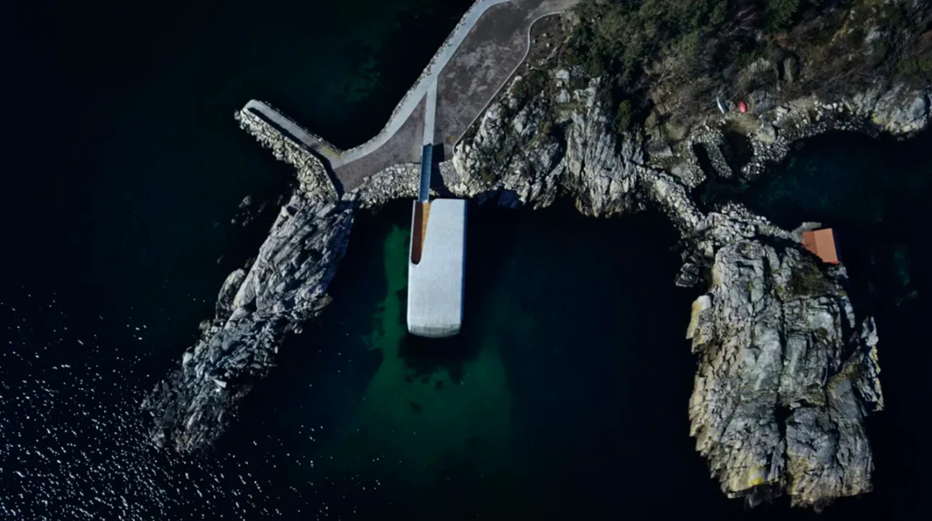Restaurantul are aproximativ 34 de metri lungime și seamănă cu un monolit din beton. Foto: Under.no