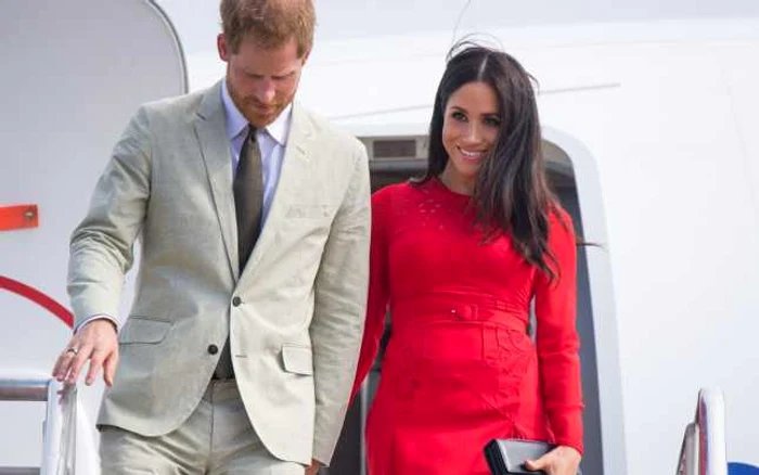 Prinţul Harry şi Meghan Markle la sosirea în Tonga FOTO Guliver/Getty Images