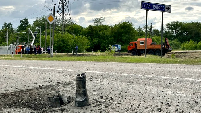 Un fragment de obuz văzut pe un drum din regiunea Belgorod FOTO: themoscowtimes.com